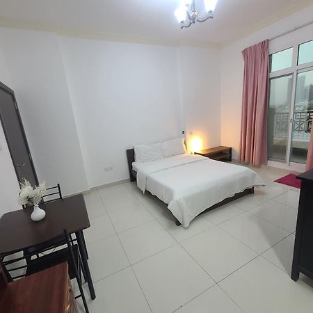 Cozy Rooms And Small Partitions For Men Guests In Dubai Ngoại thất bức ảnh