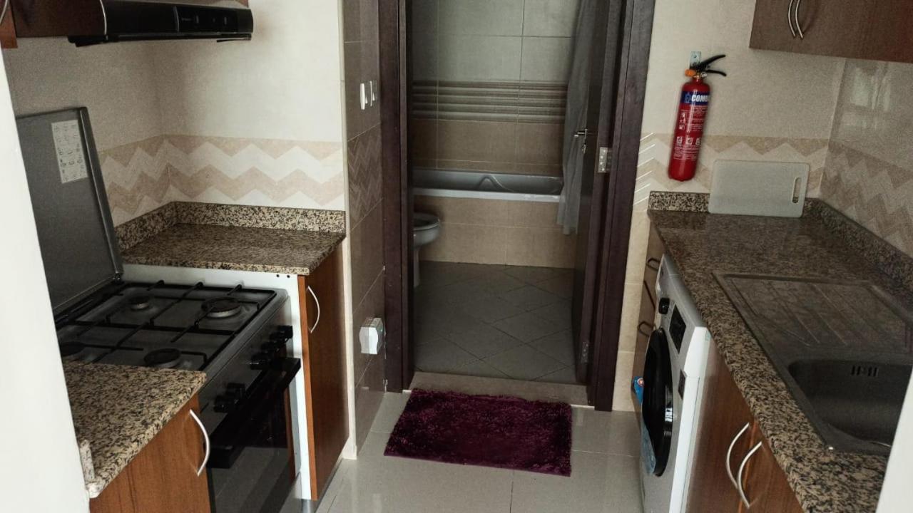 Cozy Rooms And Small Partitions For Men Guests In Dubai Ngoại thất bức ảnh