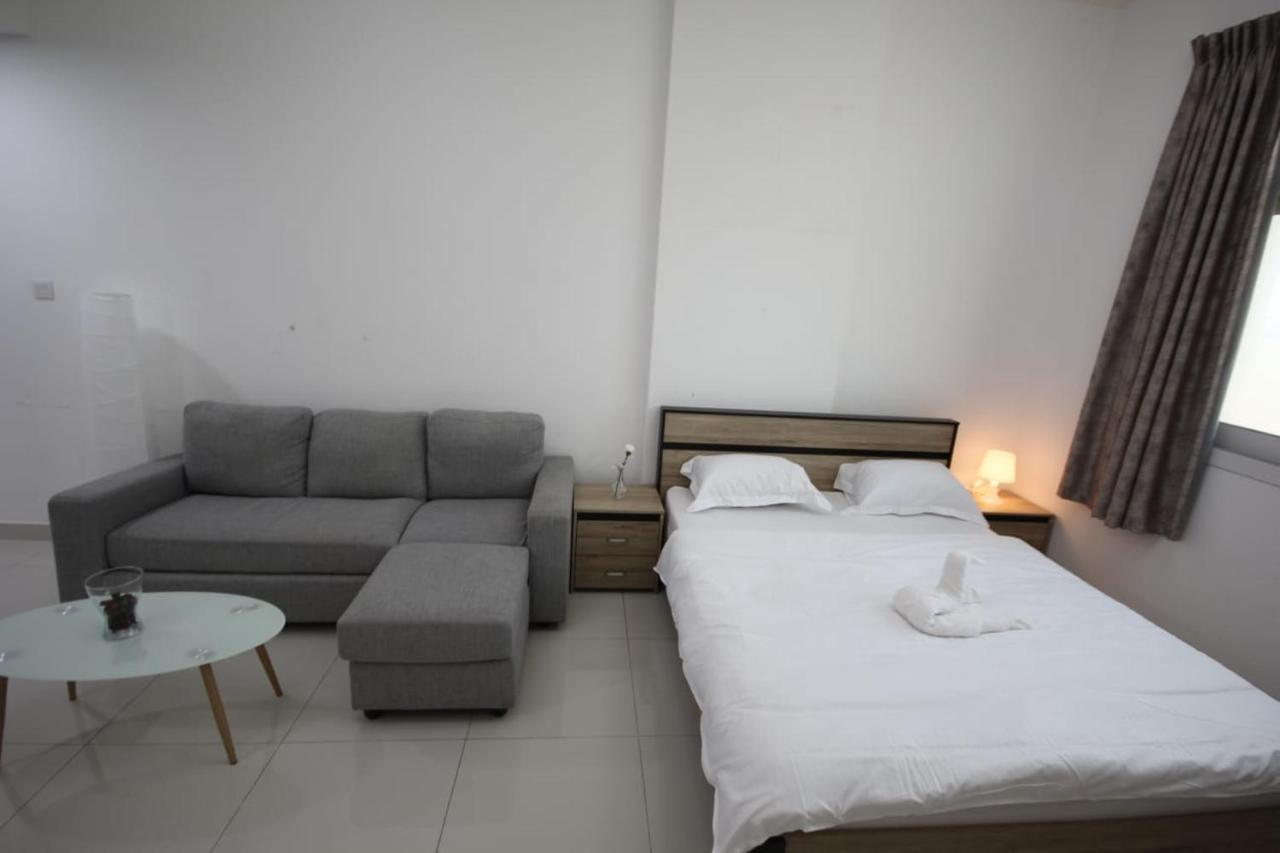 Cozy Rooms And Small Partitions For Men Guests In Dubai Ngoại thất bức ảnh