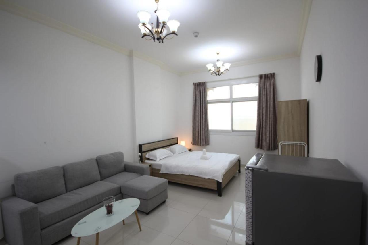 Cozy Rooms And Small Partitions For Men Guests In Dubai Ngoại thất bức ảnh