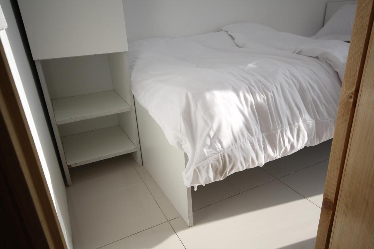 Cozy Rooms And Small Partitions For Men Guests In Dubai Ngoại thất bức ảnh
