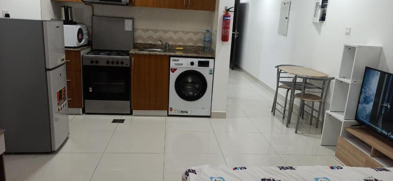 Cozy Rooms And Small Partitions For Men Guests In Dubai Ngoại thất bức ảnh