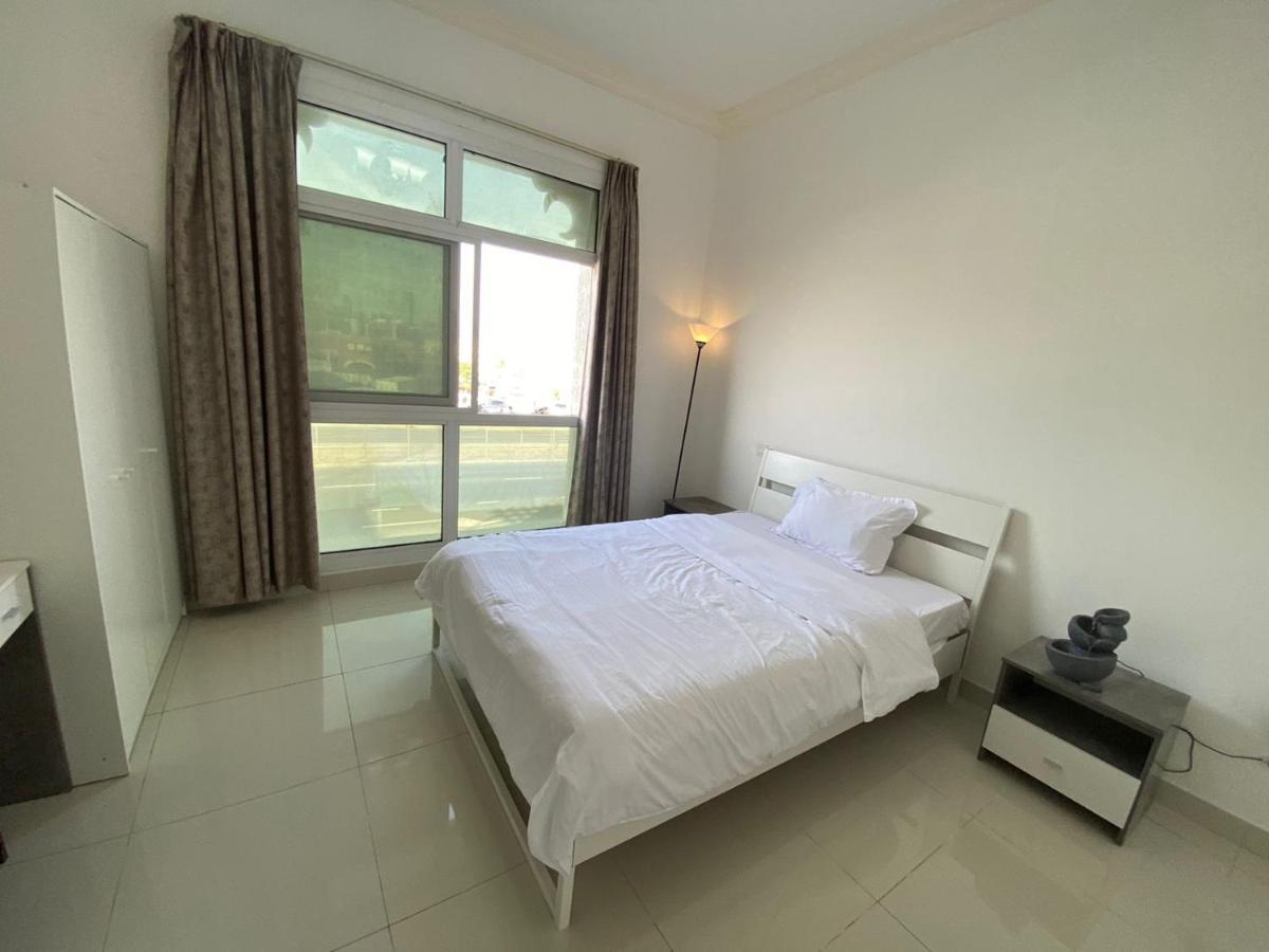 Cozy Rooms And Small Partitions For Men Guests In Dubai Ngoại thất bức ảnh