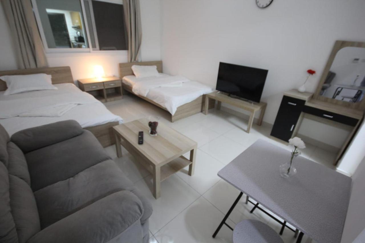 Cozy Rooms And Small Partitions For Men Guests In Dubai Ngoại thất bức ảnh