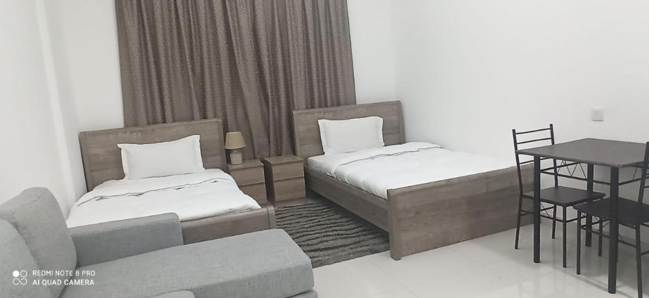 Cozy Rooms And Small Partitions For Men Guests In Dubai Ngoại thất bức ảnh