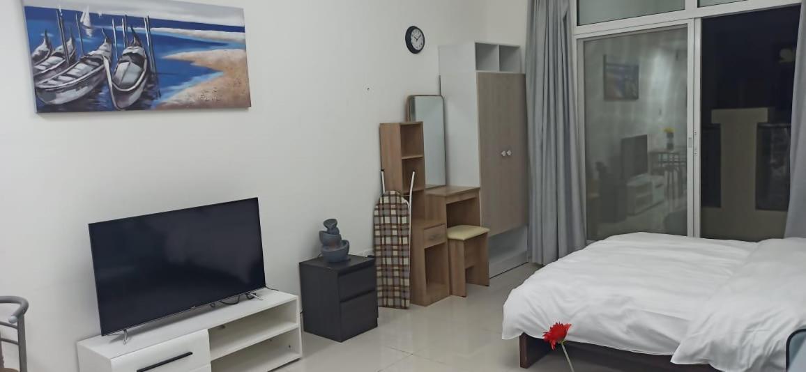 Cozy Rooms And Small Partitions For Men Guests In Dubai Ngoại thất bức ảnh