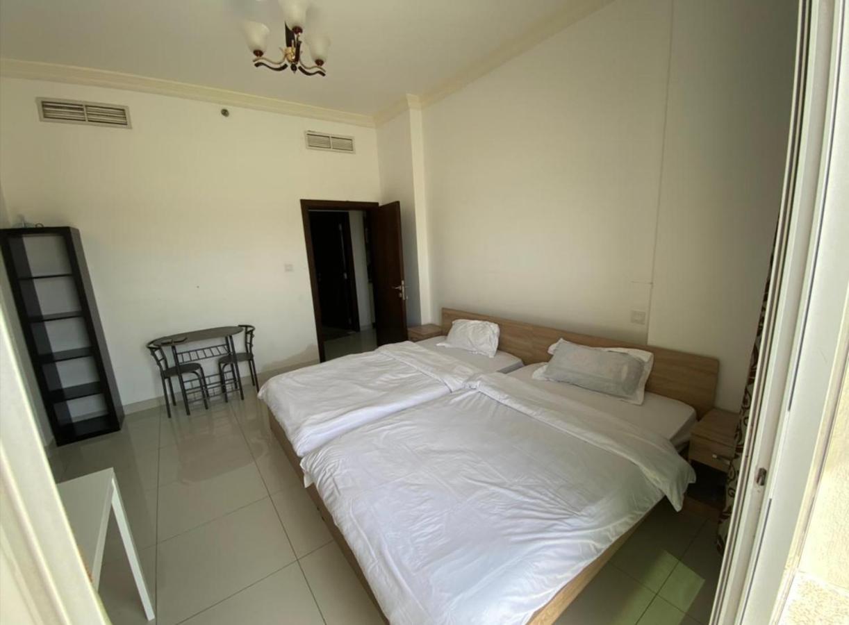 Cozy Rooms And Small Partitions For Men Guests In Dubai Ngoại thất bức ảnh