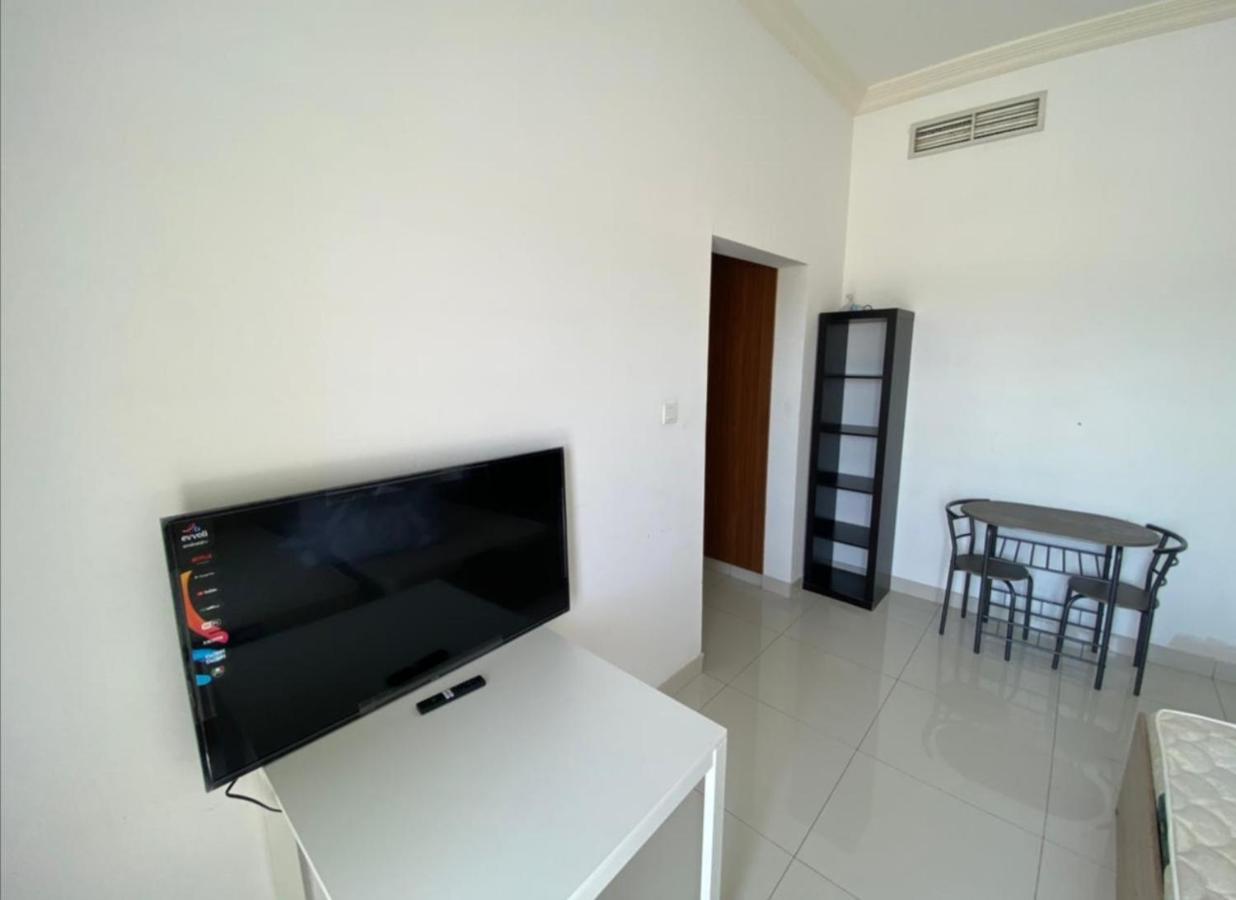 Cozy Rooms And Small Partitions For Men Guests In Dubai Ngoại thất bức ảnh