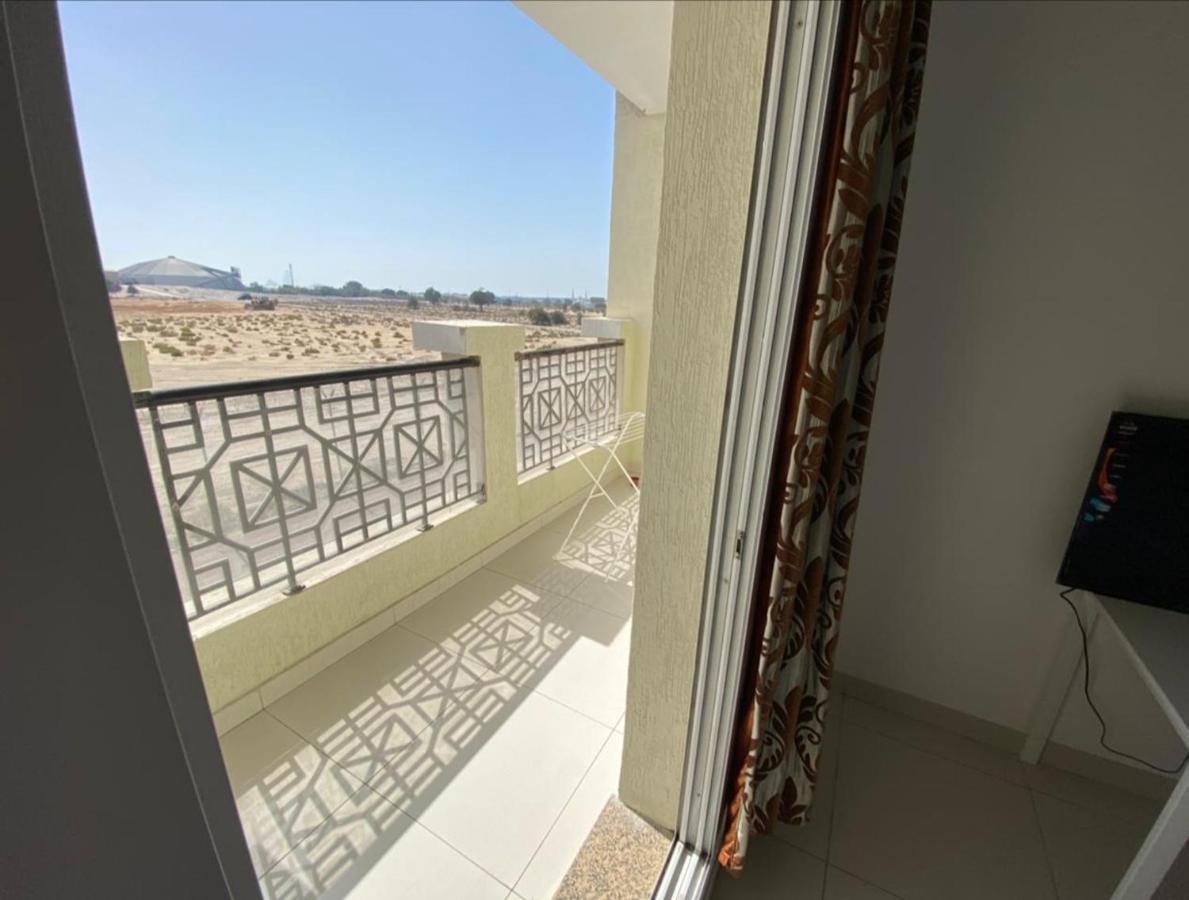 Cozy Rooms And Small Partitions For Men Guests In Dubai Ngoại thất bức ảnh