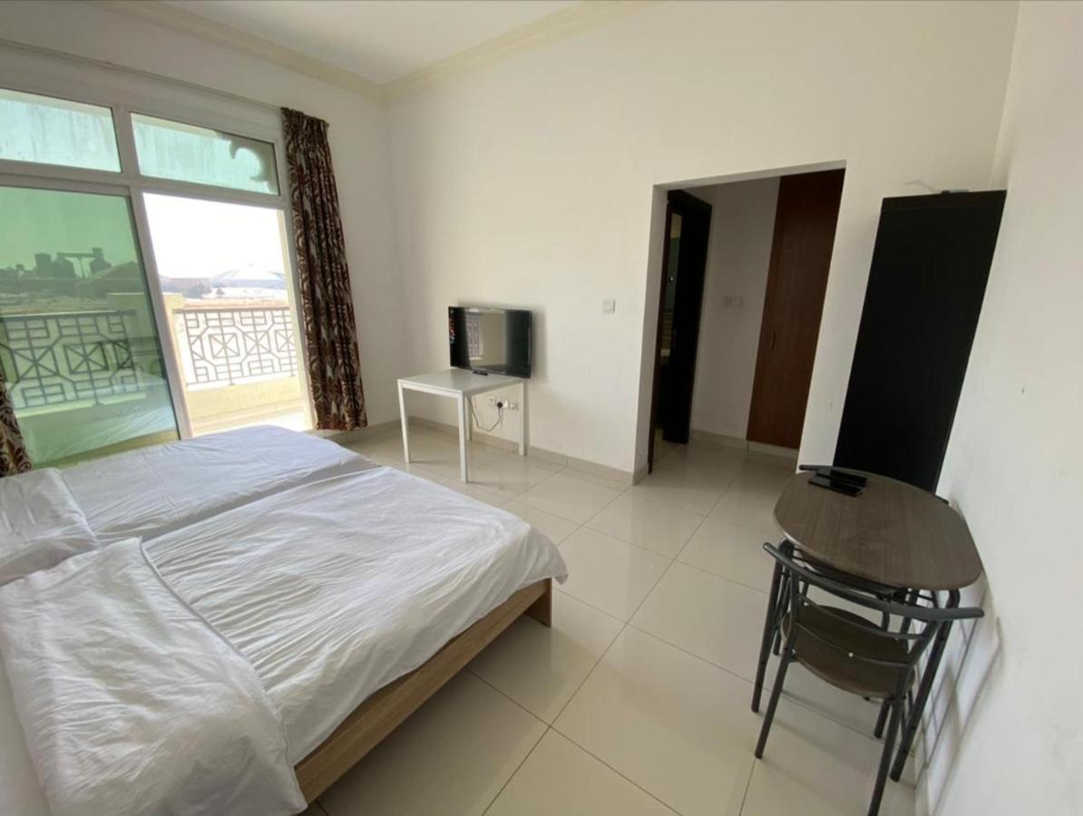 Cozy Rooms And Small Partitions For Men Guests In Dubai Ngoại thất bức ảnh