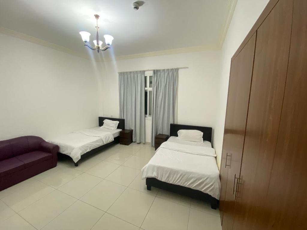 Cozy Rooms And Small Partitions For Men Guests In Dubai Ngoại thất bức ảnh