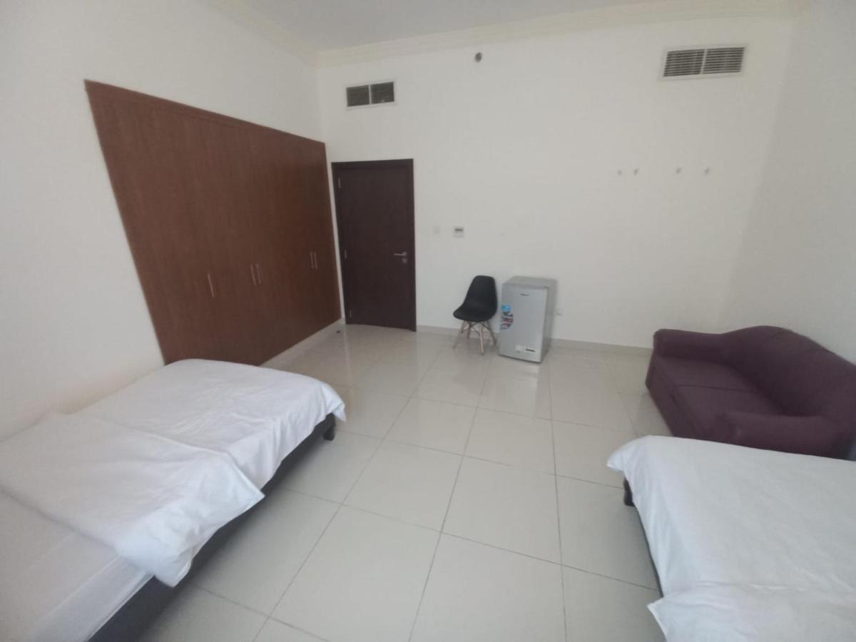 Cozy Rooms And Small Partitions For Men Guests In Dubai Ngoại thất bức ảnh