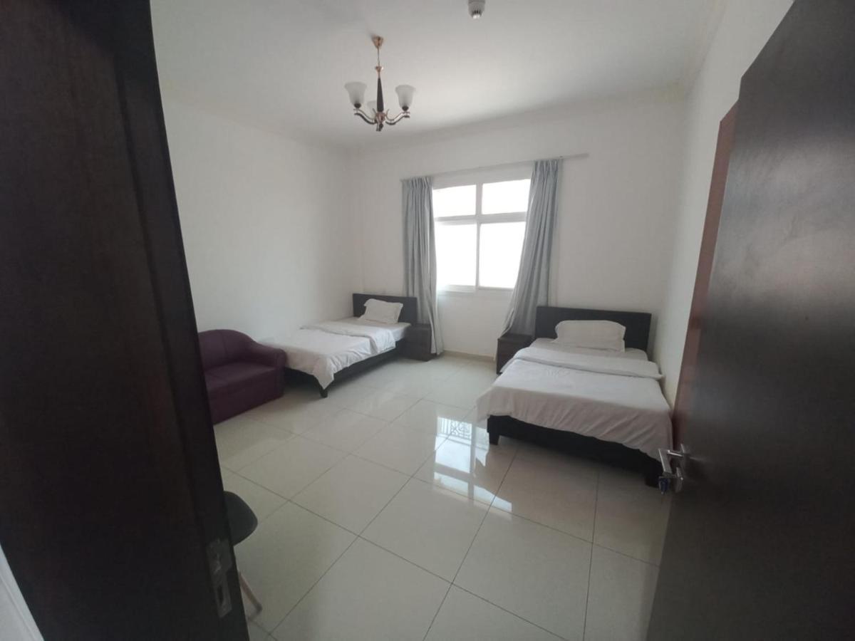 Cozy Rooms And Small Partitions For Men Guests In Dubai Ngoại thất bức ảnh