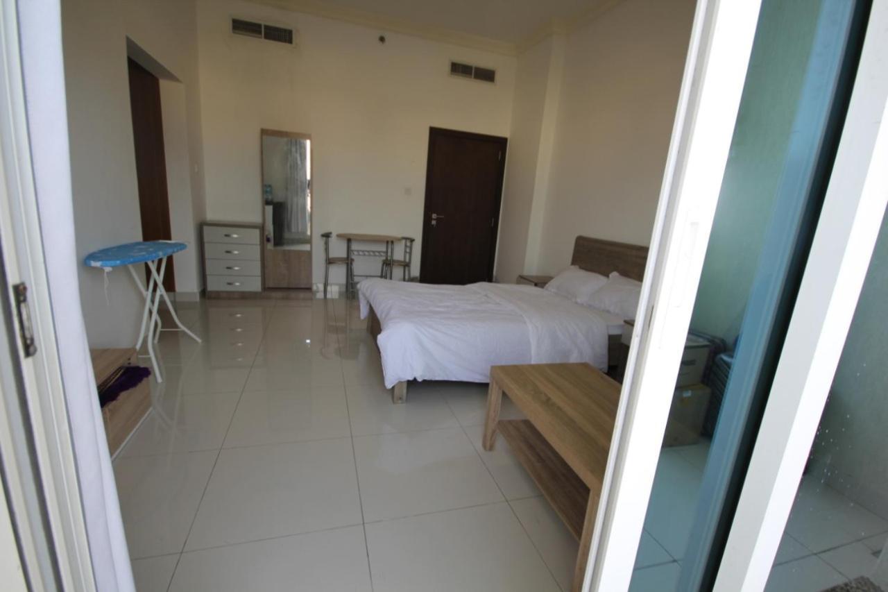 Cozy Rooms And Small Partitions For Men Guests In Dubai Ngoại thất bức ảnh