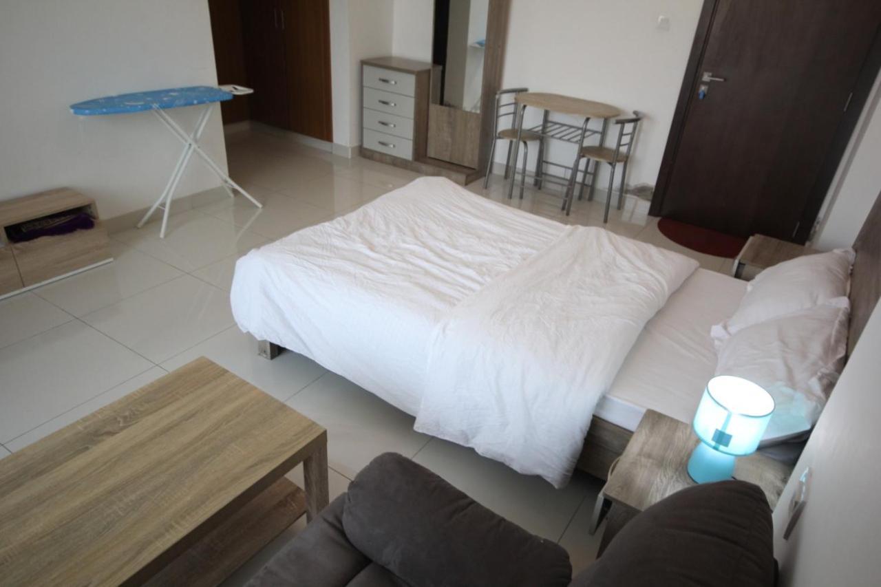 Cozy Rooms And Small Partitions For Men Guests In Dubai Ngoại thất bức ảnh