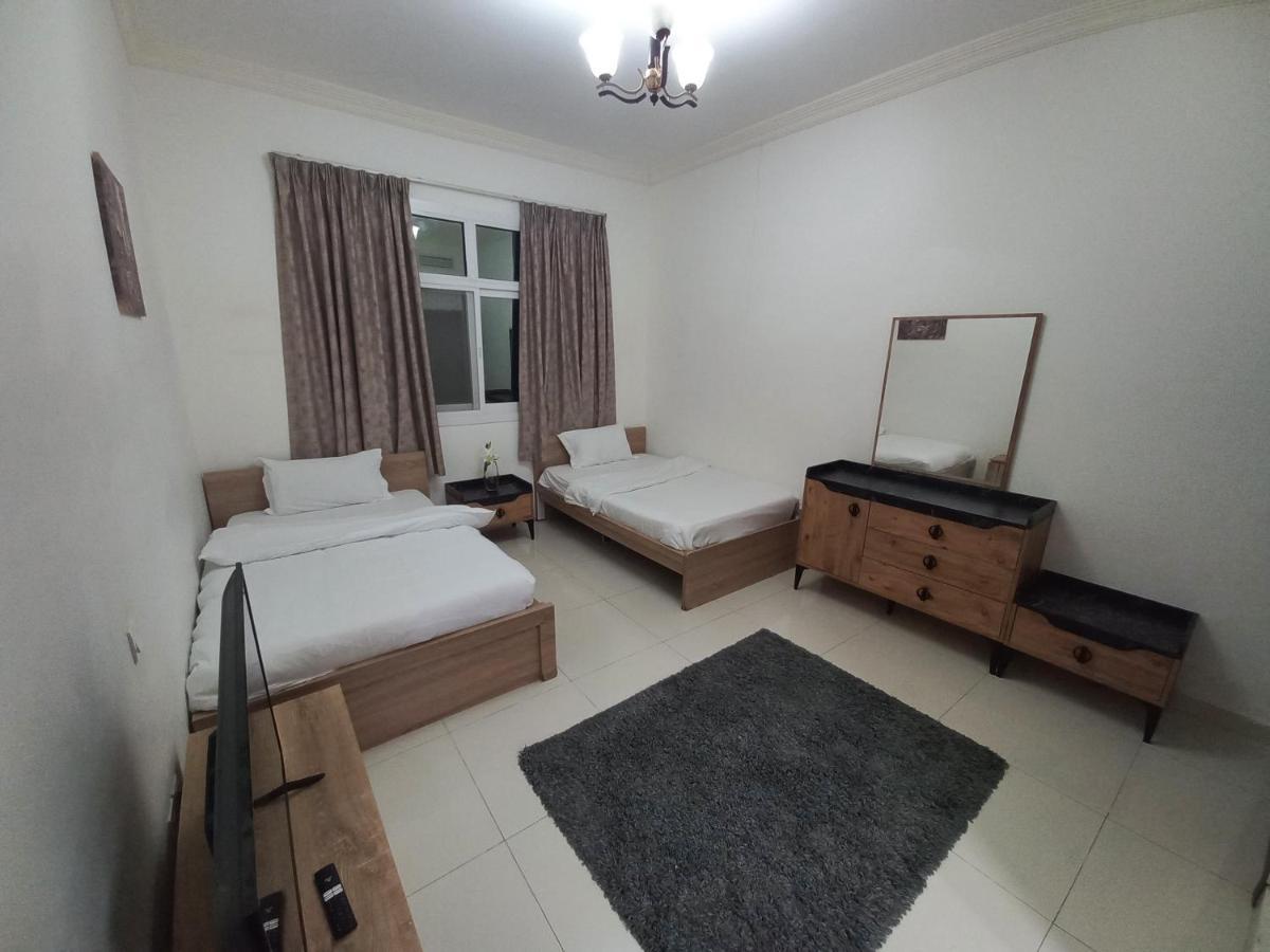 Cozy Rooms And Small Partitions For Men Guests In Dubai Ngoại thất bức ảnh