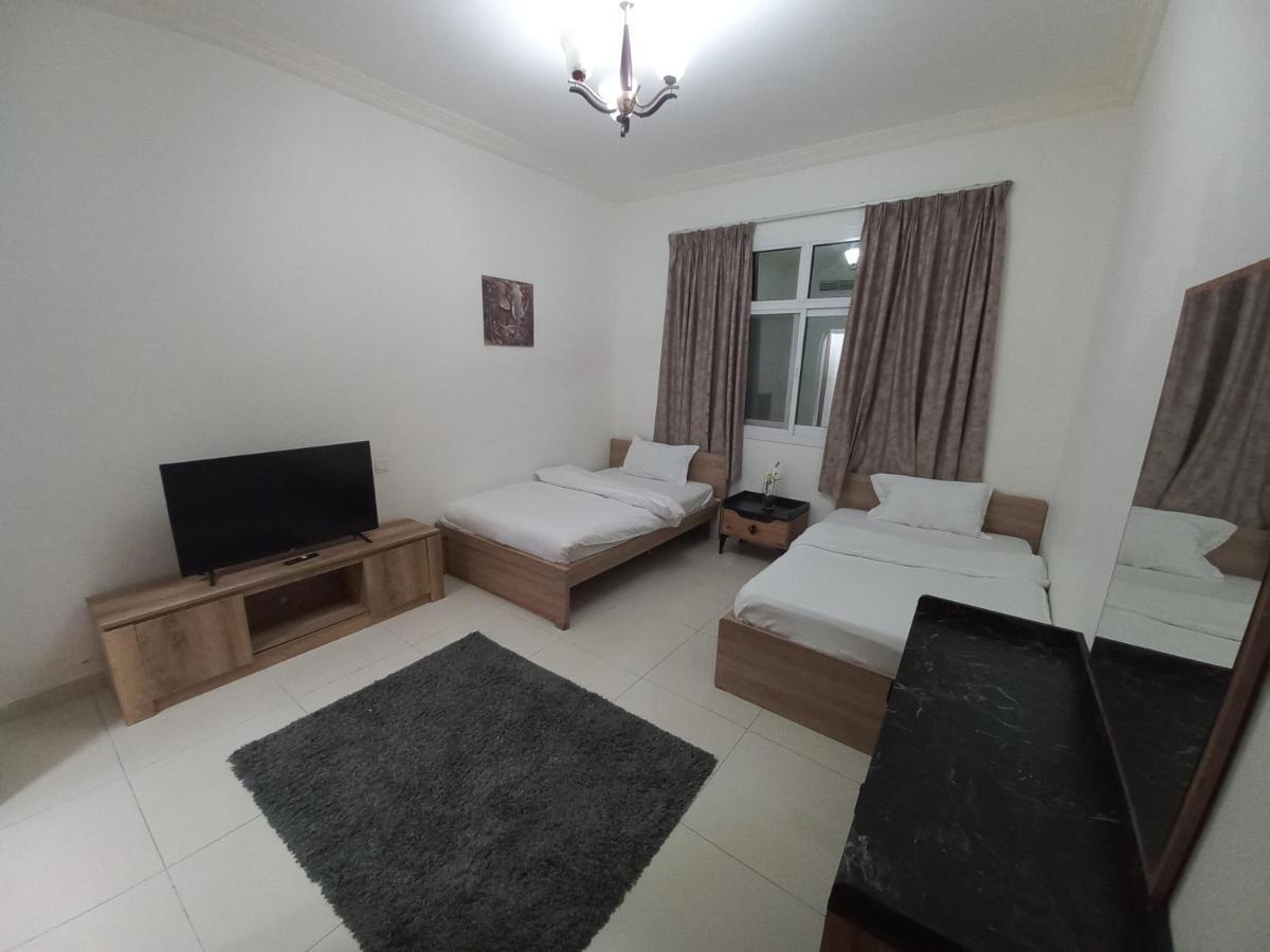 Cozy Rooms And Small Partitions For Men Guests In Dubai Ngoại thất bức ảnh