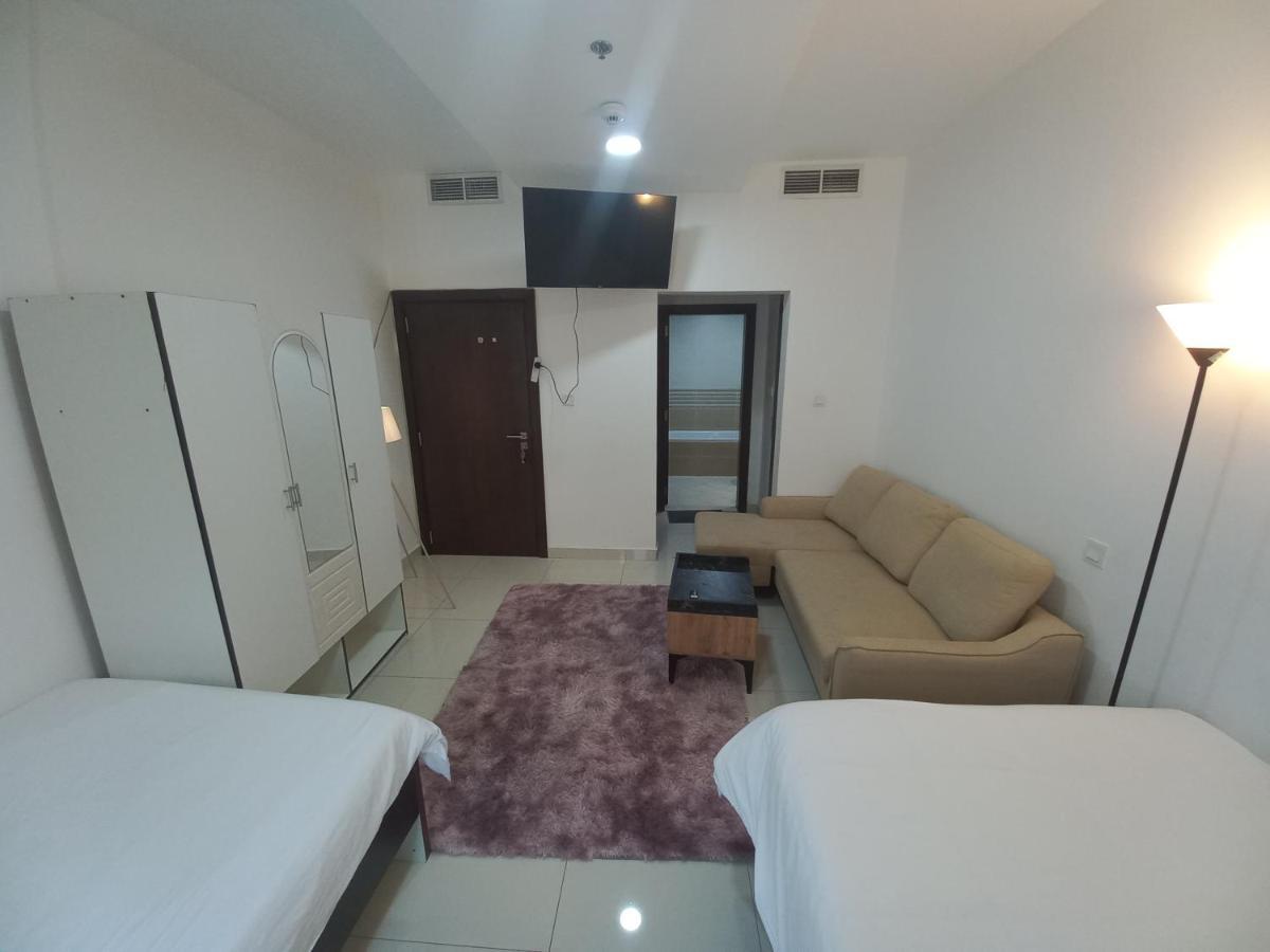 Cozy Rooms And Small Partitions For Men Guests In Dubai Ngoại thất bức ảnh
