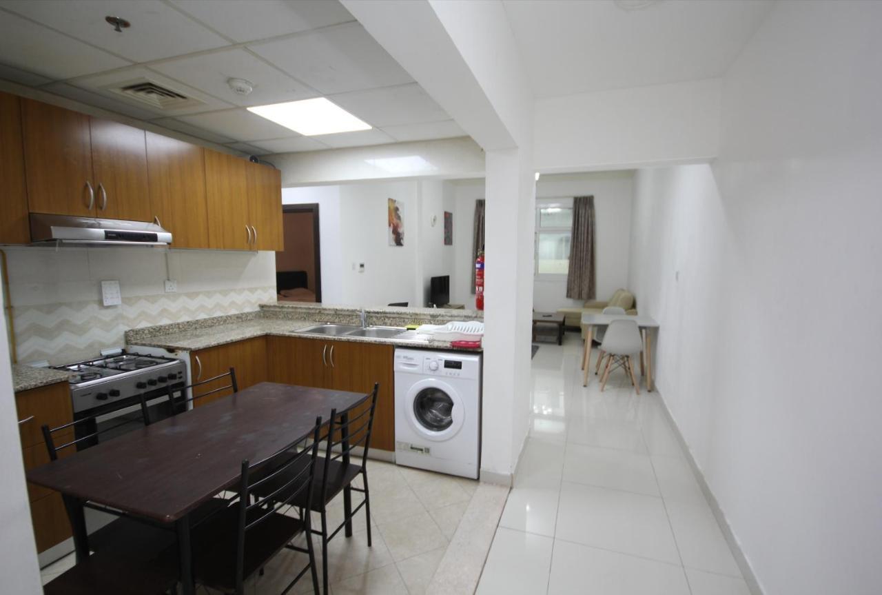 Cozy Rooms And Small Partitions For Men Guests In Dubai Ngoại thất bức ảnh