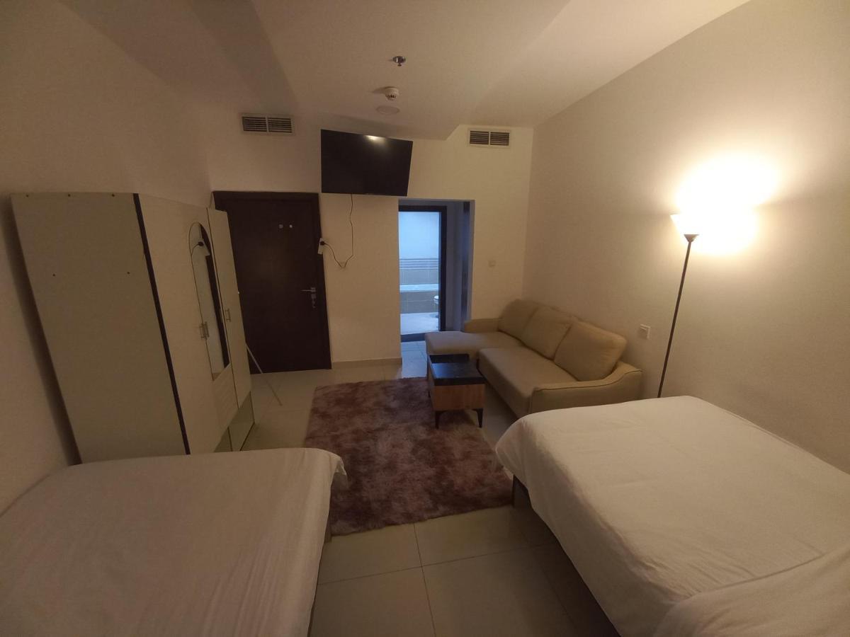 Cozy Rooms And Small Partitions For Men Guests In Dubai Ngoại thất bức ảnh