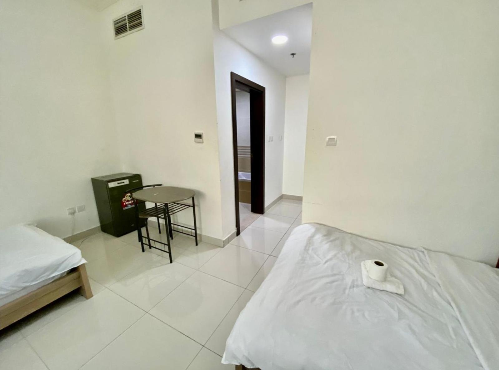 Cozy Rooms And Small Partitions For Men Guests In Dubai Ngoại thất bức ảnh