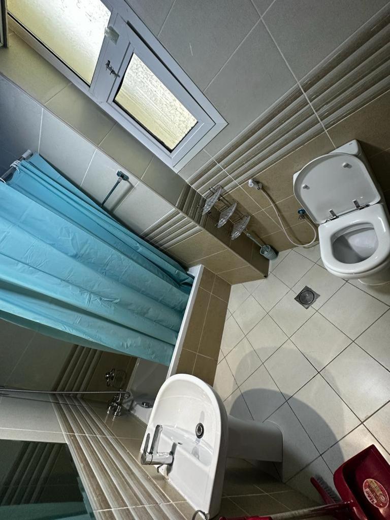 Cozy Rooms And Small Partitions For Men Guests In Dubai Ngoại thất bức ảnh