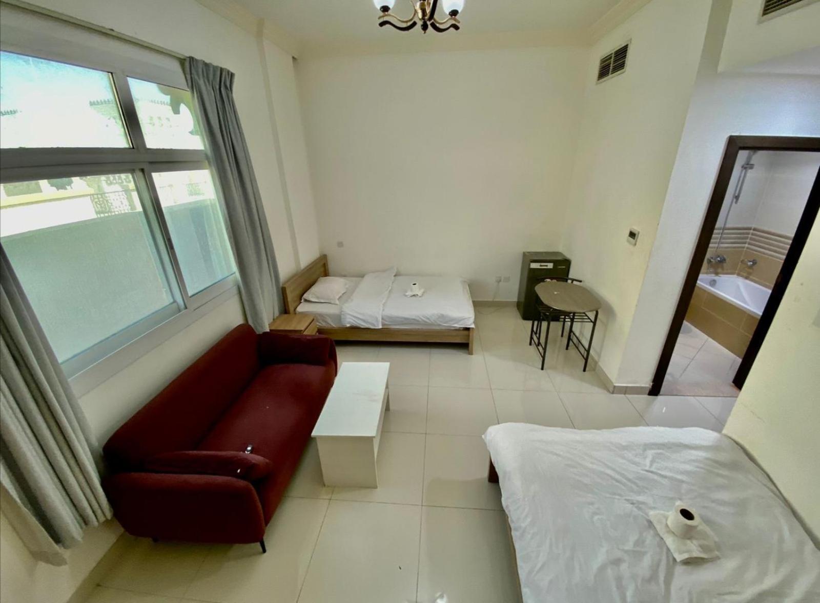 Cozy Rooms And Small Partitions For Men Guests In Dubai Ngoại thất bức ảnh