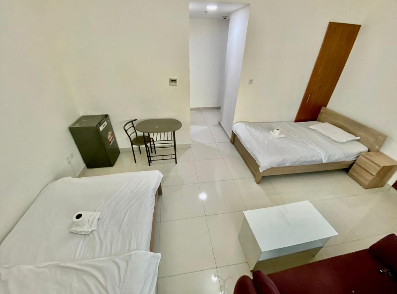 Cozy Rooms And Small Partitions For Men Guests In Dubai Ngoại thất bức ảnh