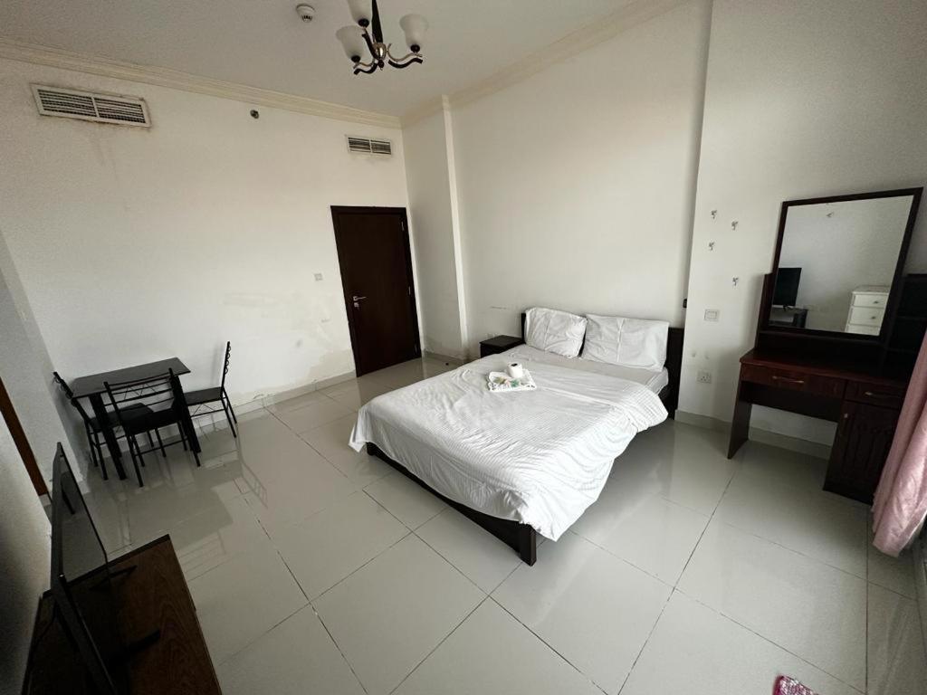 Cozy Rooms And Small Partitions For Men Guests In Dubai Ngoại thất bức ảnh