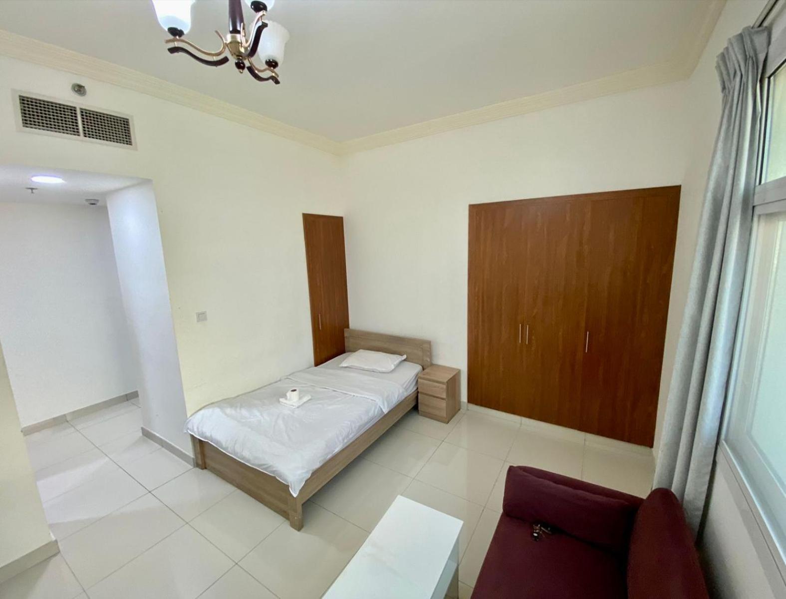 Cozy Rooms And Small Partitions For Men Guests In Dubai Ngoại thất bức ảnh