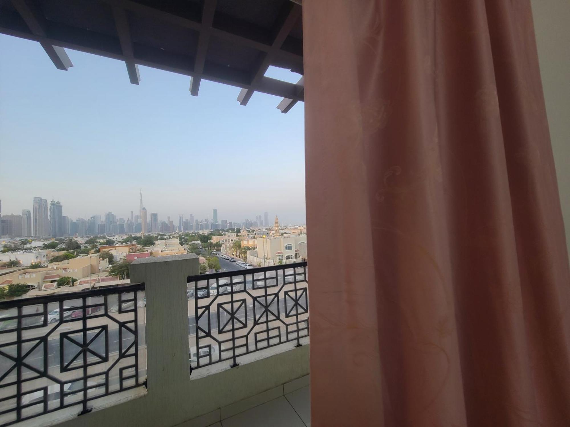 Cozy Rooms And Small Partitions For Men Guests In Dubai Ngoại thất bức ảnh
