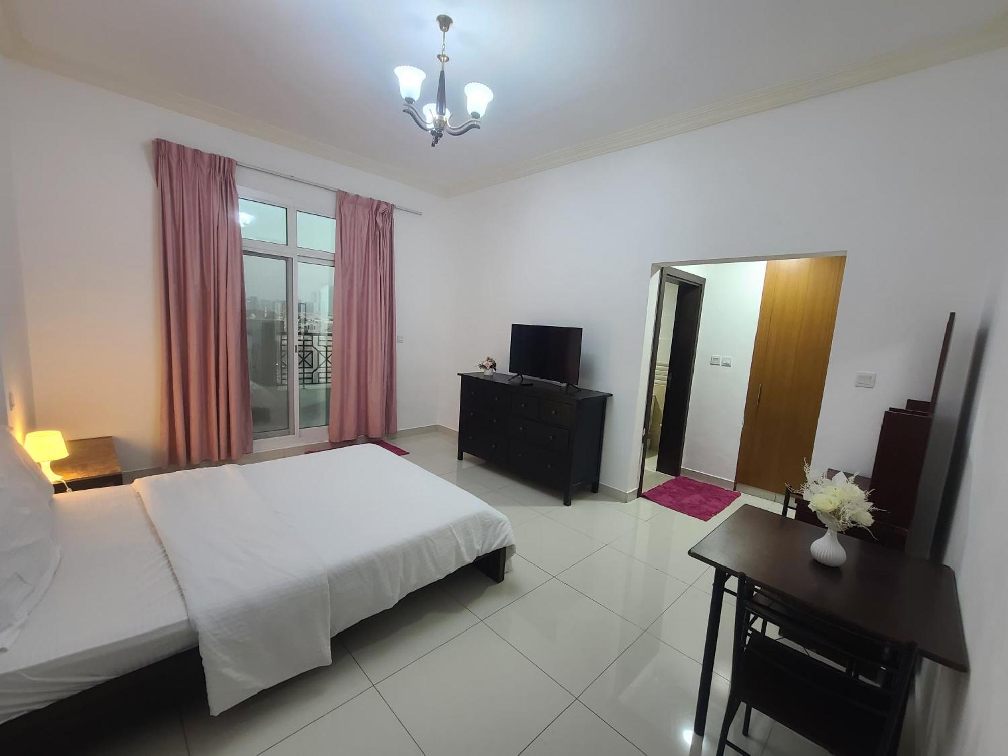 Cozy Rooms And Small Partitions For Men Guests In Dubai Ngoại thất bức ảnh