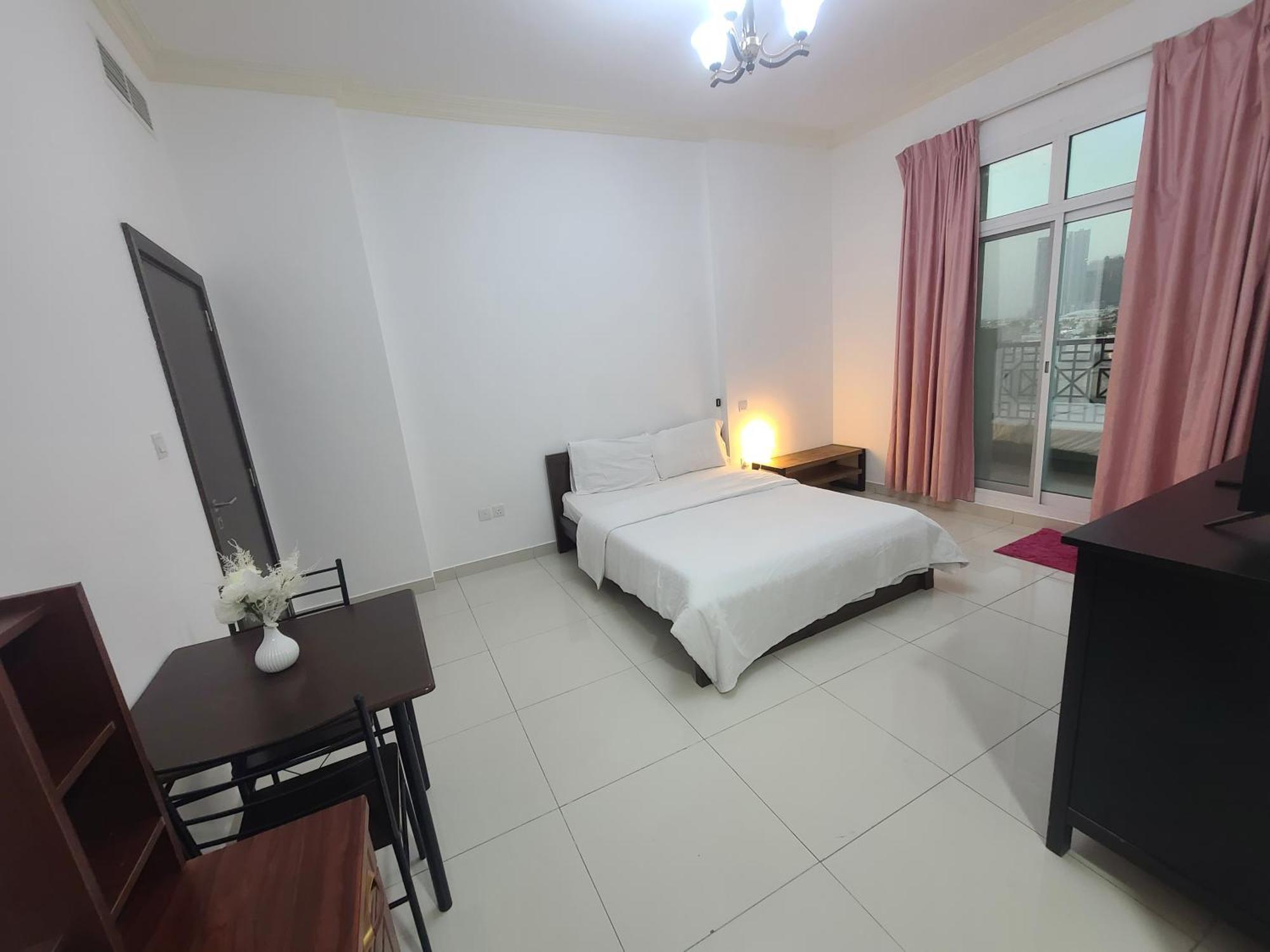 Cozy Rooms And Small Partitions For Men Guests In Dubai Ngoại thất bức ảnh