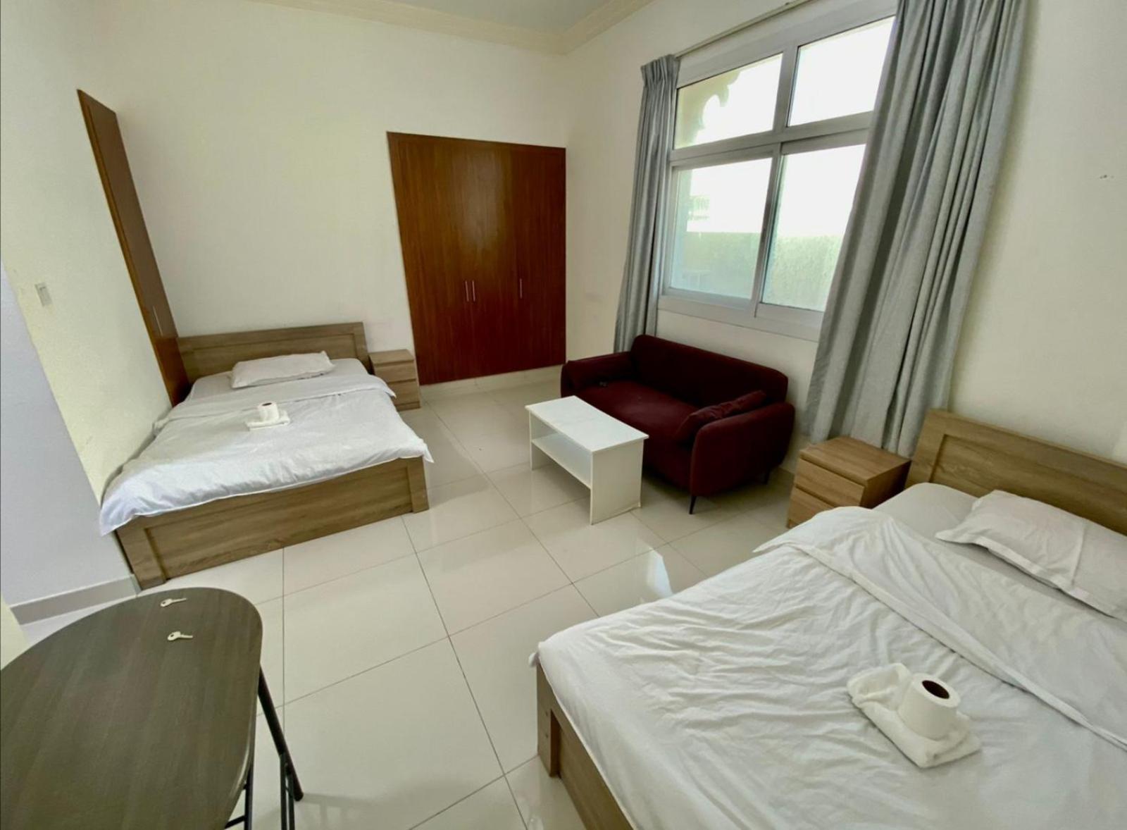 Cozy Rooms And Small Partitions For Men Guests In Dubai Ngoại thất bức ảnh